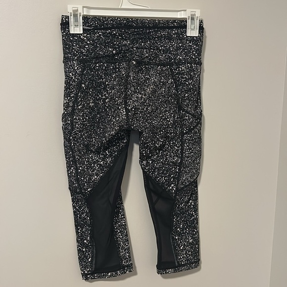 Lululemon Outrun 17’ Inseam Leggings Black White Pockets Mesh Size 4 - Picture 2 of 3